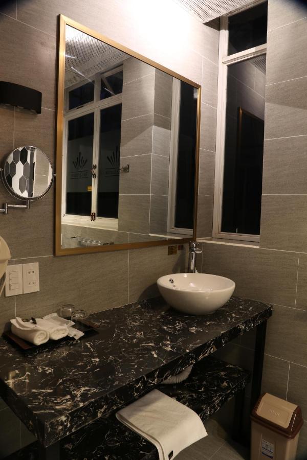 The Queendor Boutique Hotel Хошимин Экстерьер фото